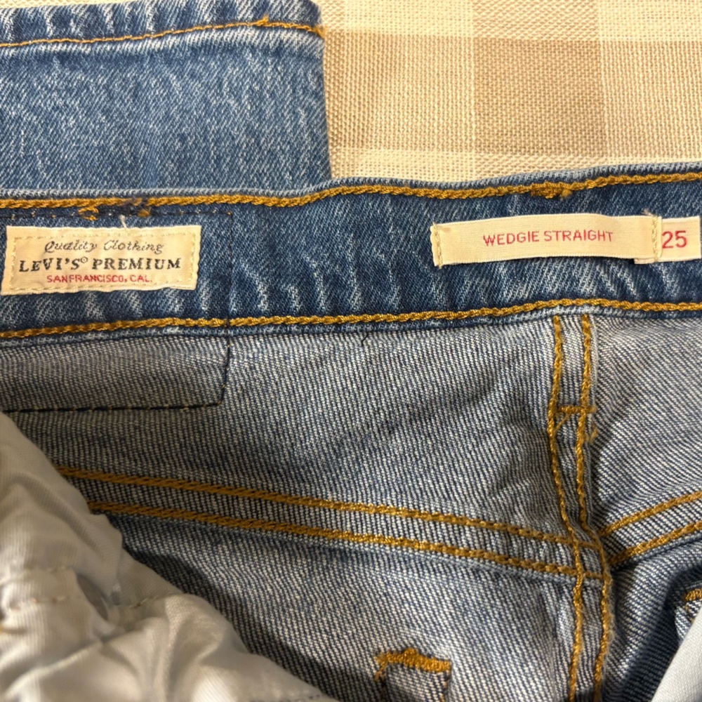 NWOT Levi's Medium Wash Wedgie Icon Fit Straight Leg Jeans - Picture 4 of 14